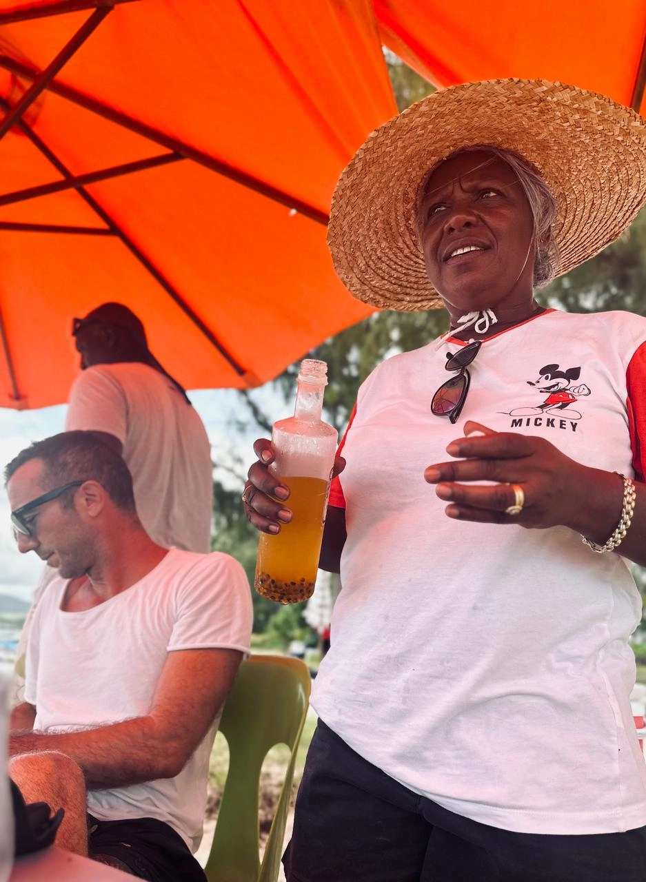 Jus de fruits frais sous le parasol