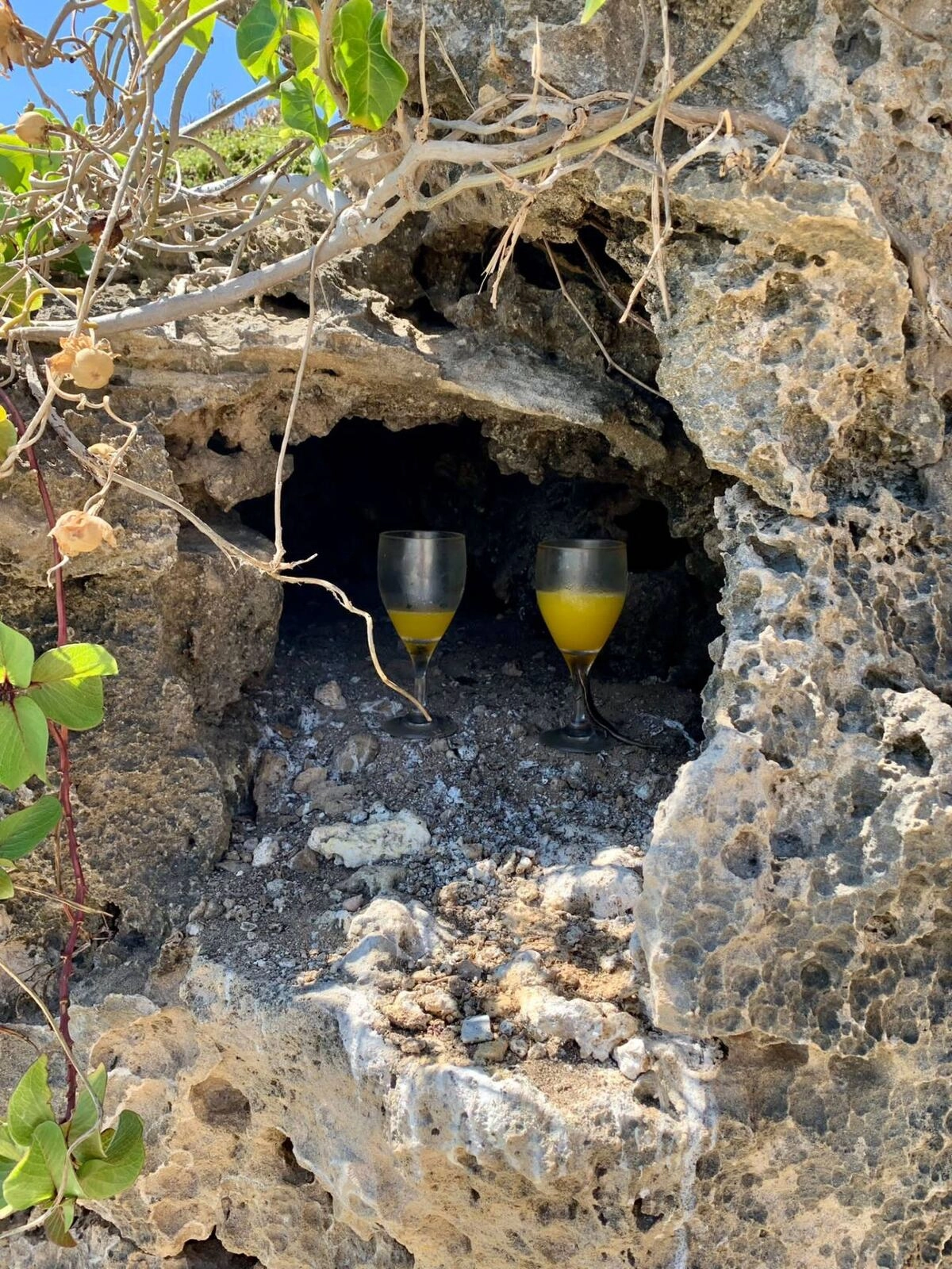 Verres de jus posés dans la roche