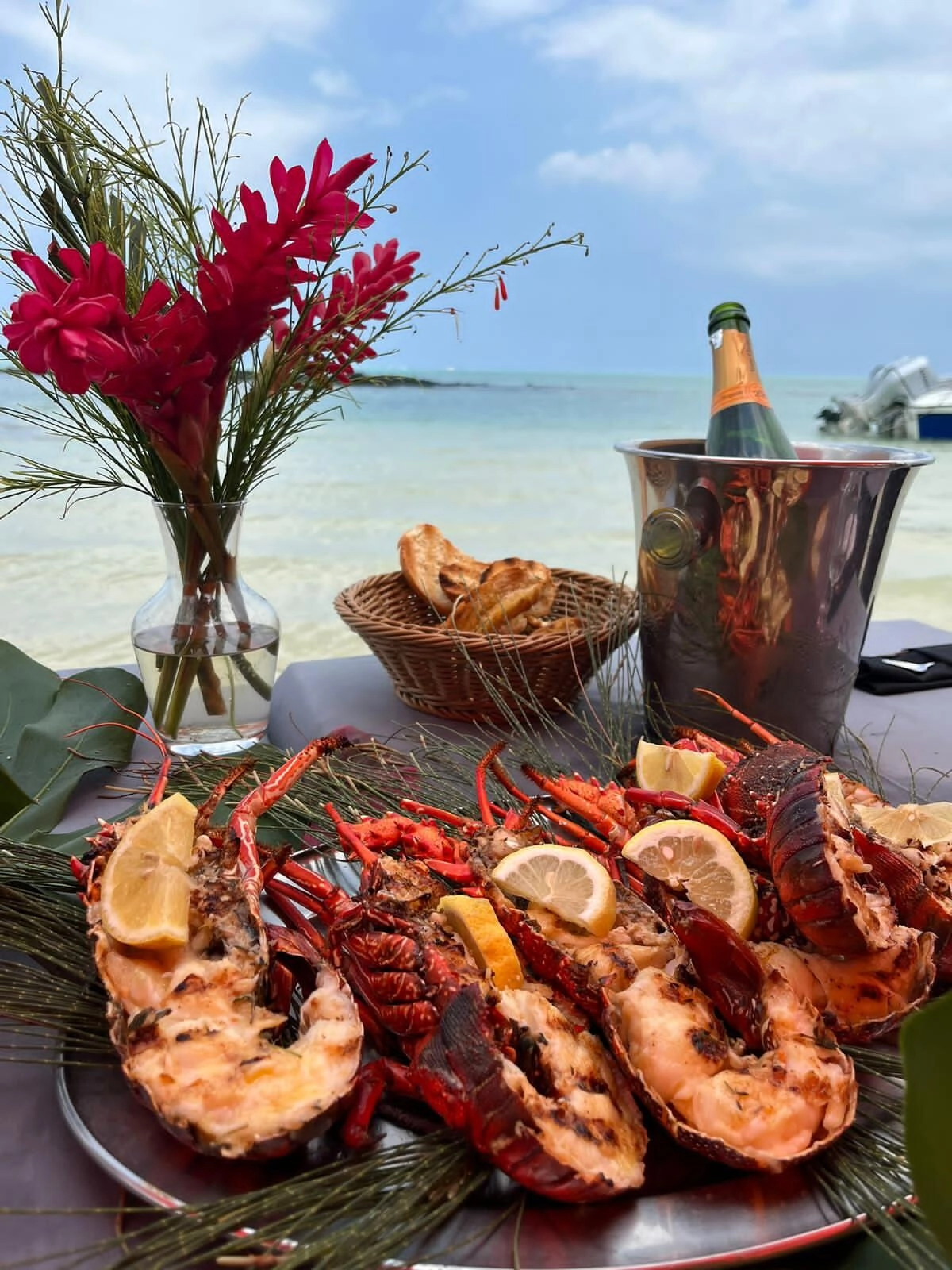Plateau de langoustes grillées face au lagon