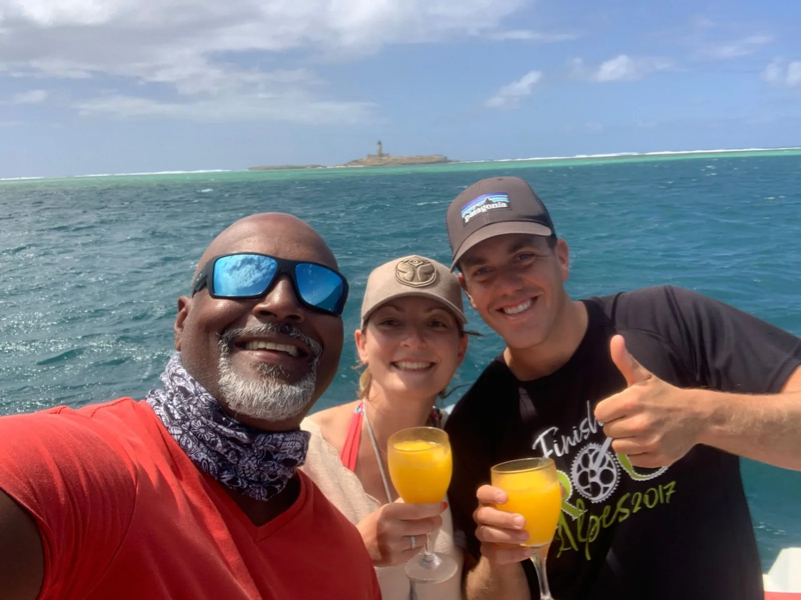 Apéritif à bord face au phare et au lagon