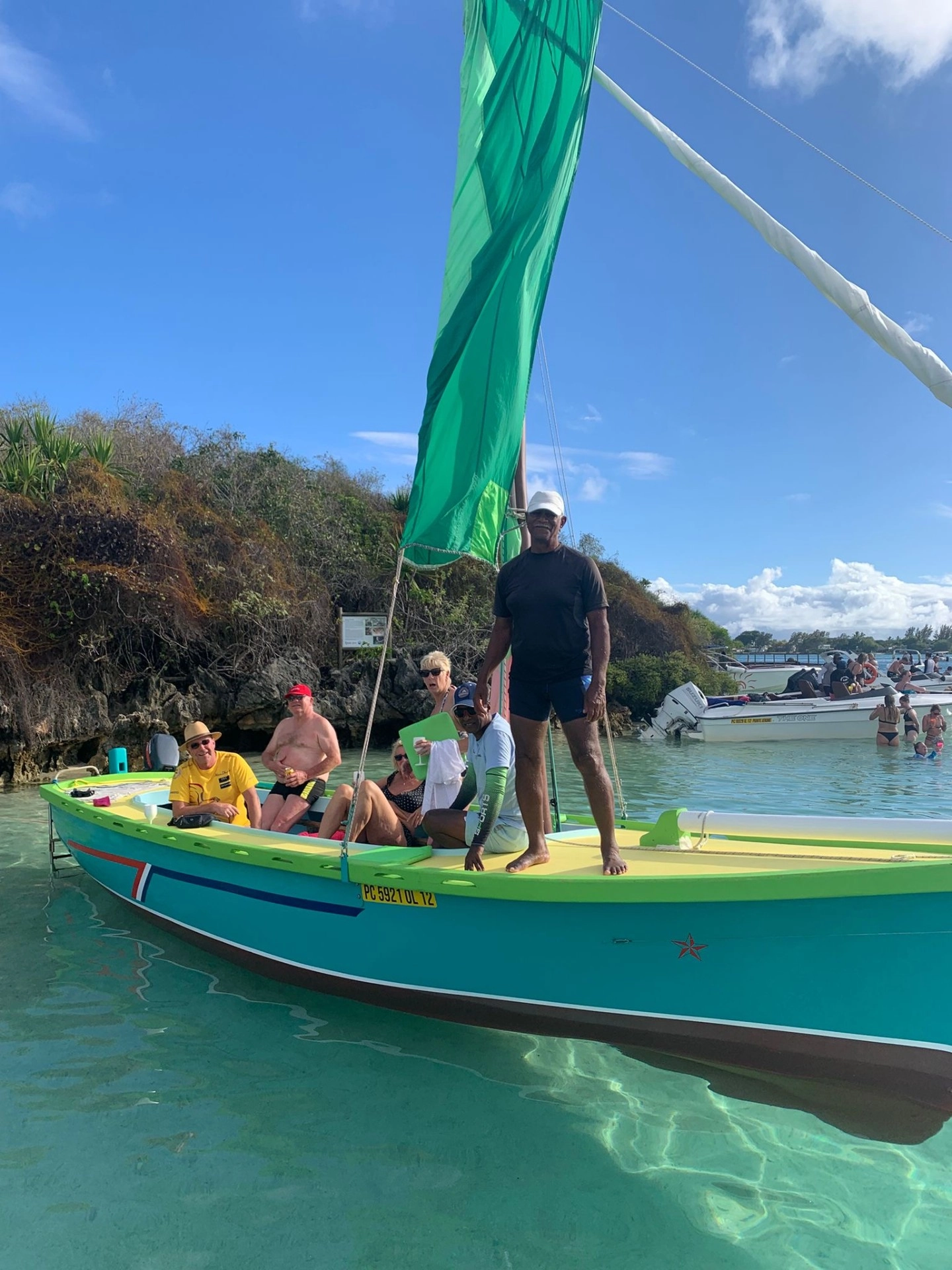 Pirogue à voile dans le lagon