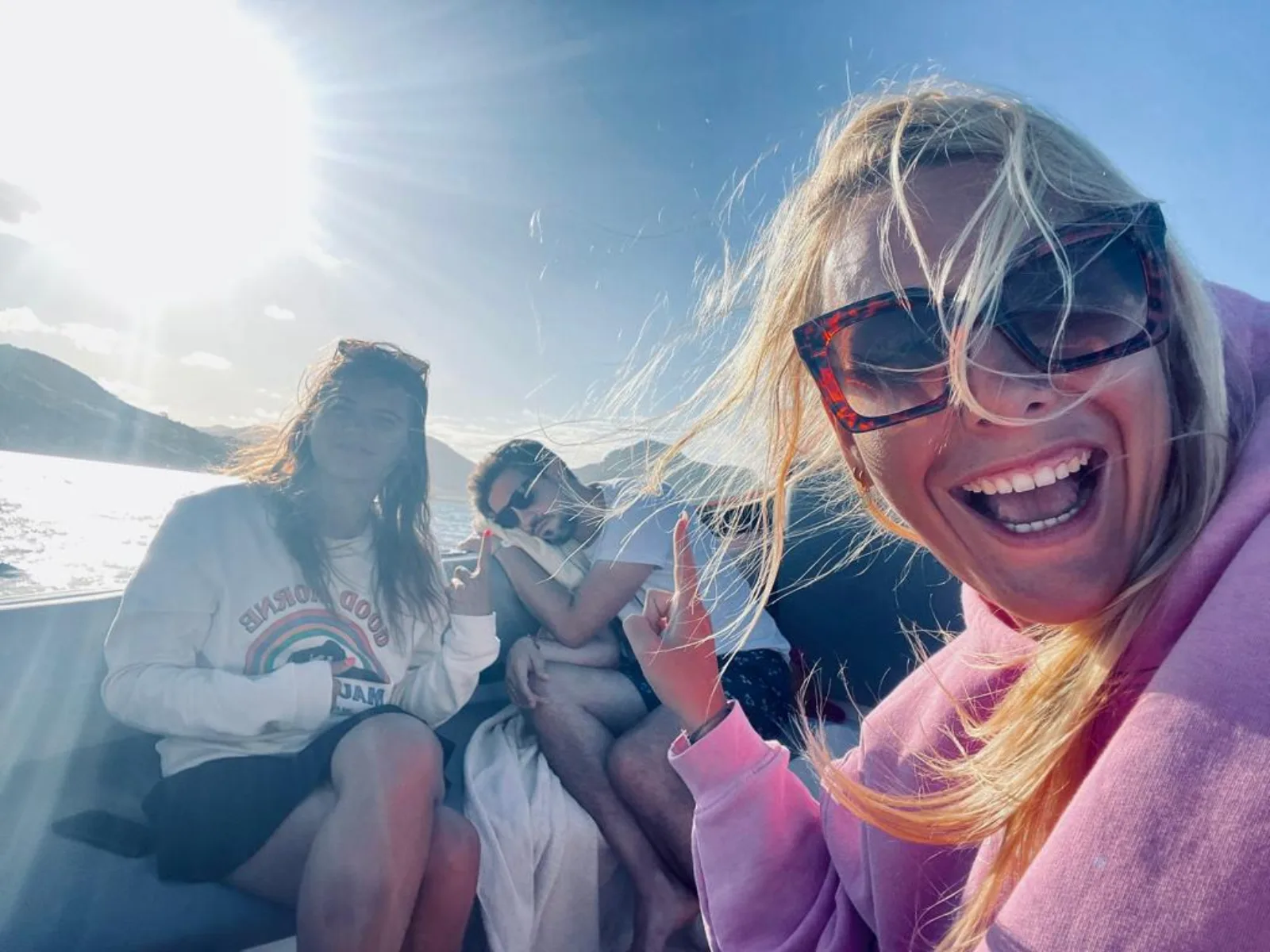 Selfie au coucher de soleil à bord du speedboat